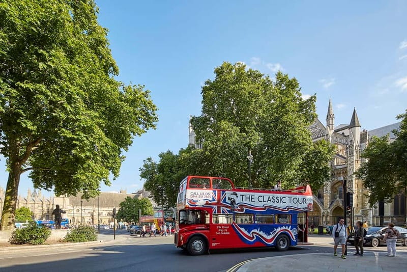 London Vintage Bus Tour: Live Comedy Sightseeing Show - Where you start near Trafalgar Square and why it matters
