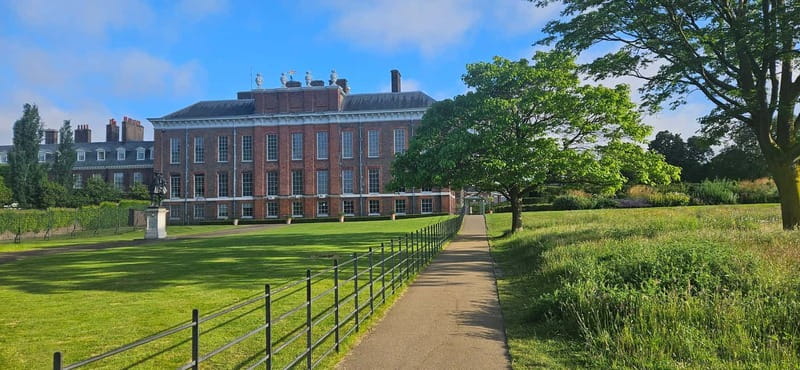 London: VIP Kensington Palace Gardens Tour & Royal High Tea - Stop 1 at Kensington Palace: photo pause, then guided context