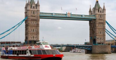 London: Walking Tour, River Cruise and Entry to The Shard - Buckingham Palace and Trafalgar Square: ceremony vs. best-of vibes