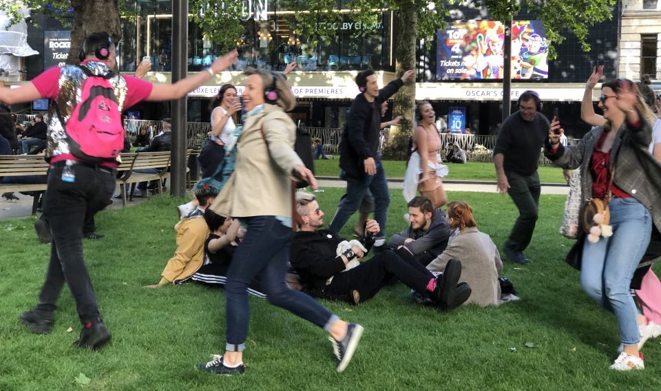 London West End Musical Silent Disco Walking Tour Top 1% - How the guide and stewards shape the experience
