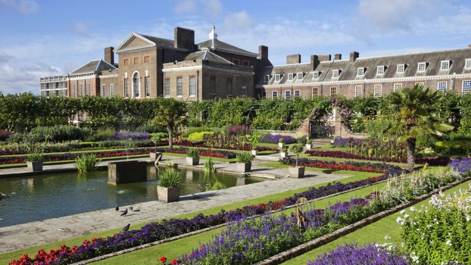 London: Westminster Walking Tour and Kensington Palace Visit - Trafalgar Square and Whitehall: seeing the route behind the famous names