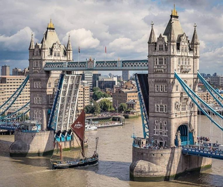 London: Westminster Walking Tour & Visit Tower Bridge - Changing of the Guard: plan the 10am start and accept the weather risk