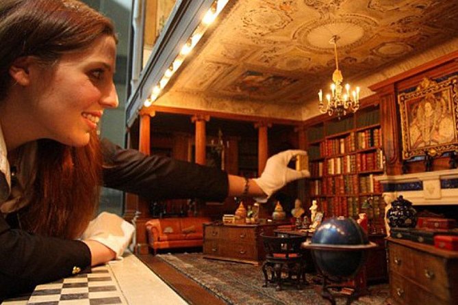 London, Windsor Castle, Hampton Court Palace with Free Snack Pack - Hampton Court Palace with Palace Hosts: Tudor power in 2 hours