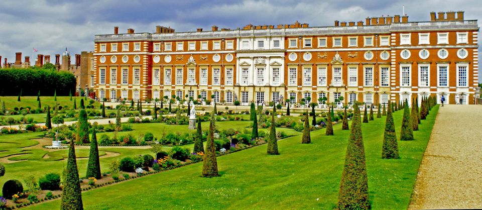 London: Windsor Castle & Henry VIII's Hampton Court Palace - Queen Mary’s Dolls’ House: Tiny, Detailed, and Weirdly Impressive