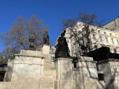 London’s Royal Family and Changing of the Guard Tour - Spencer House area to Clarence House: royal residences you can actually spot