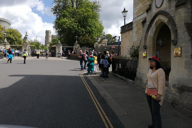 Luxury Private Day Hire London-London Stopover at Windsor & Hampton Court Palace - Your London pickup and a chauffeur who keeps things easy