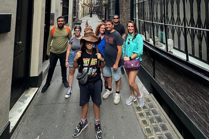 Magical Harry Potter tour in Spanish, ! You choose the option! - Cecil Court: narrow lanes, Diagon Alley energy, and a Hogwarts house moment