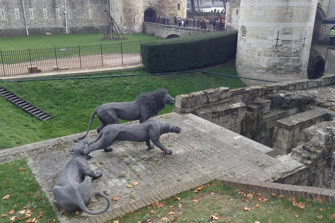 Medieval London: A Self-Guided Audio Tour from Monument to the Tower of London - Tower of London area: where the medieval narrative gets real