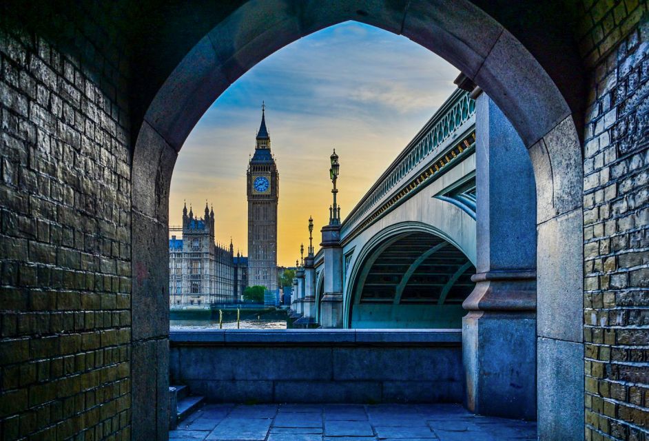 Night Photography Tour in London - Getting Started Outside Caffè Nero (And Why It Matters)