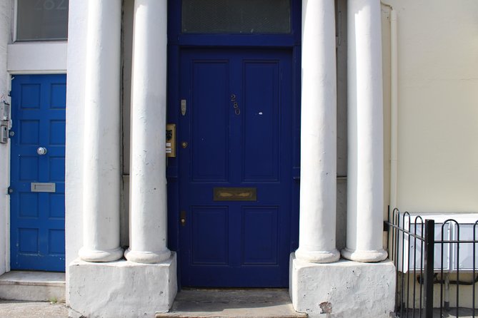 Notting Hill Tour - Portobello Road Market: where the walk turns into browsing time