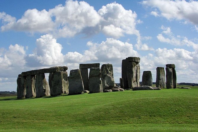 Private Chauffeured Minivan Tour of Stonehenge from London - The Blue Badge guide option: what you gain