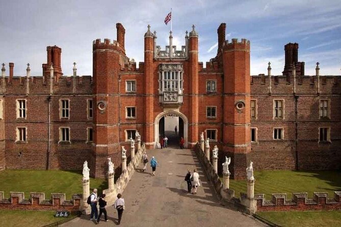 Private Guided Tour of Hampton Court Palace - Meet Sheila Dunsmore: the palace veteran behind the stories