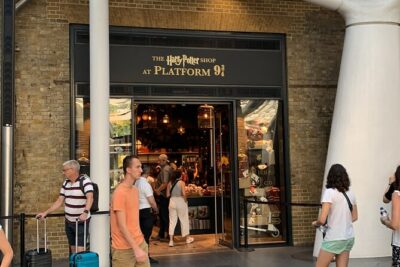 Private Guided Tour of Harry Potter Locations - English/ Italian - Starting inside King’s Cross and finding platform 9 3/4