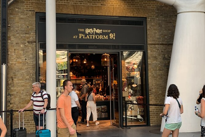 Private Guided Tour of Harry Potter Locations - English/ Italian - Starting inside King’s Cross and finding platform 9 3/4
