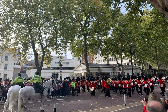Private Guided Tour of London Landmarks - English or Italian - Buckingham Palace Stop: Royal Traditions and the Guard Timing Chance