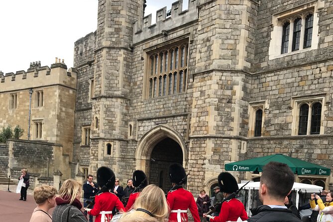 Private Guided Tour of Windsor Castle PLUS and History - Entering Windsor Castle: more than a photo stop