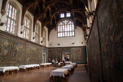 Private Half-Day Tour of Hampton Court - The real value: a guide who turns rooms into context