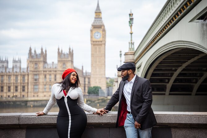 Private landmarks photoshoot for families and couples - Logistics that matter: meetup, mobile ticket, and WhatsApp timing