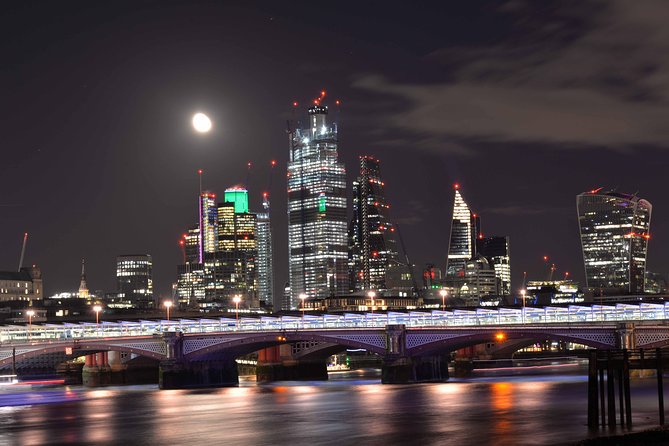 Private Night Photography Tour in London - Stop 3: City of London and motion tricks with cars and reflections