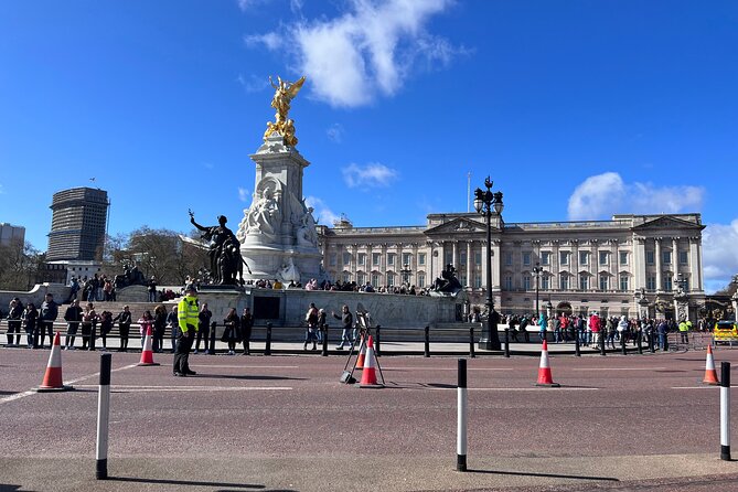 Private Tour: Best of London in a day! in Spanish. - Tower of London area food market: lunch time built in