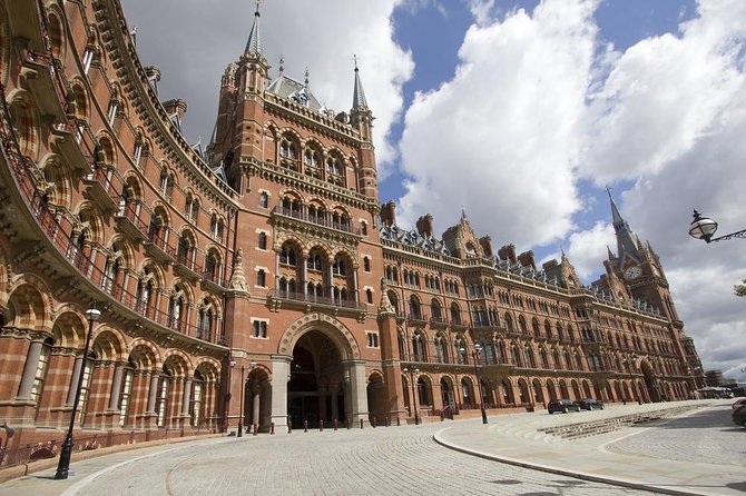 Private Tour: Downton Abbey London Locations by Taxi - Guides on the mic: Andrew and Richard set the tone for pace and storytelling