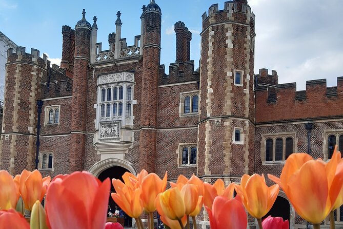 Private tour with an accredited expert guide Hampton Court Palace - Tudor Gatehouse and courtyards: the fastest way to get your bearings