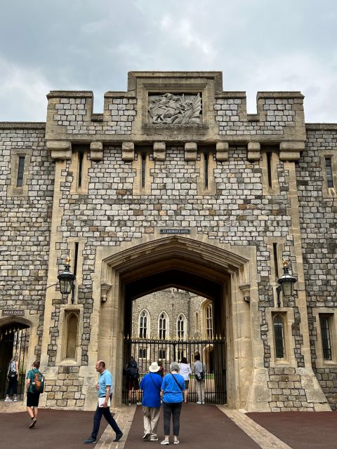 Private trip to Windsor Castle and Stonehenge - A Comfortable Day in a Small Group