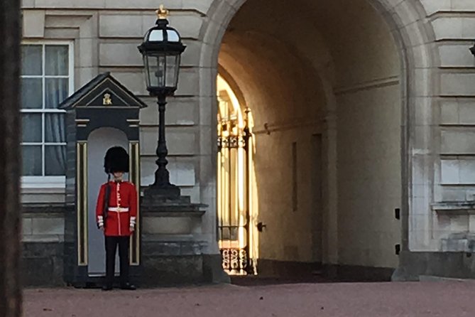 Private Walking Tour of Royal London with Changing of the Guard - Admiralty Arch to Whitehall: lining up the Buckingham sightline