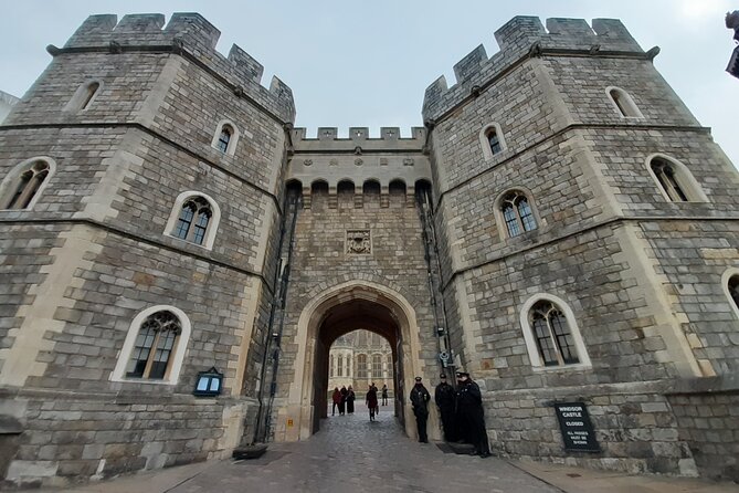 Private Walking Tour with Accredited Expert Guide Windsor Castle - St George’s Chapel: Order of the Garter, royal burials, and a Sunday warning