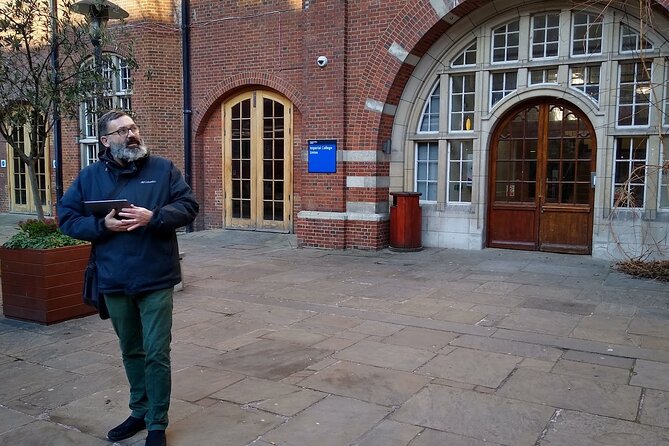 Queen Highlights Walking Tour of London - What the small-group format really changes