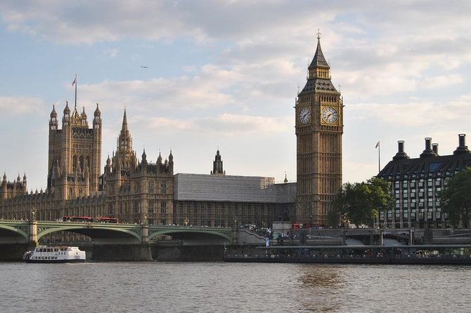 River Thames boat trip to Greenwich - Live guide commentary: how it improves the landmarks you see