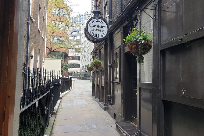 Roman Ruins to Blitz Bombings: A Walking Tour of London's Fiery History - The Stop-by-Stop Route: What Each Place Adds to the Story