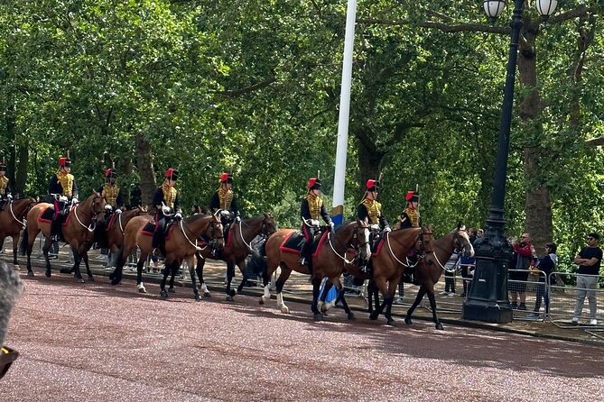 Royal English Walking Food Tour With London Food Tours - Buckingham Palace: what you see (and what to expect about timing)