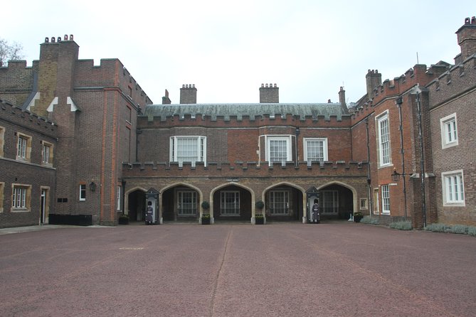 Royal london - Whitehall’s Horse Guards Parade: meeting the guards and the Carlos I story