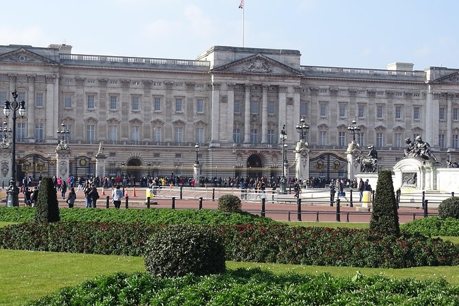Royal Tour of St James', Parks, Palaces and Royal intrigue - The Walk Setup: 2 Miles, Up to 3 Hours, and Built for Real Viewing