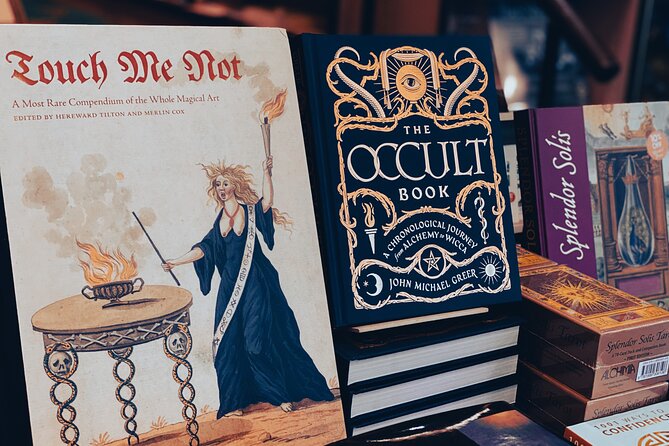 Secret Societies, Freemasons and Occult London - Trafalgar Square lions: a fast stop with big photo energy