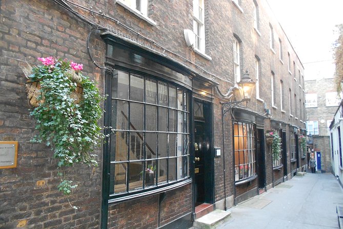 Secret Walking Tour of Central London - Timing, pacing, and physical comfort (what 1.5 hours really means)
