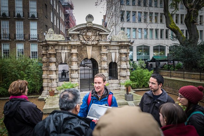 Secret Walking Tour of Central London - Stop 1: Trafalgar Square and the hunt for the smallest police station