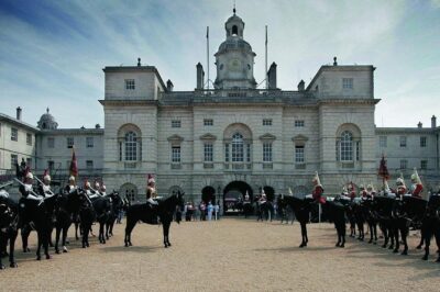 See Over 30 Top London Sights! Fun Private Tour with Local Guide - Buckingham Palace and the Royal Mall: where stories make the views click