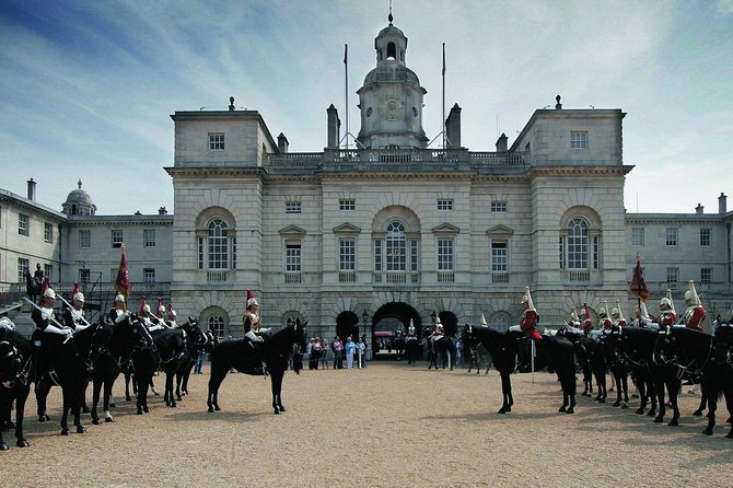 See Over 30 Top London Sights! Fun Private Tour with Local Guide - Buckingham Palace and the Royal Mall: where stories make the views click