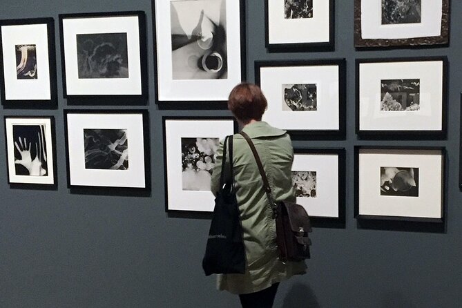 See Tate Modern with an Art Historian in London - Free entry, luggage storage, and quick photo time