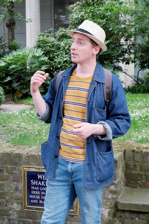 Shakespeare's London: Walking Tour - Elizabethan snack sample: period flavor and small interactive moments