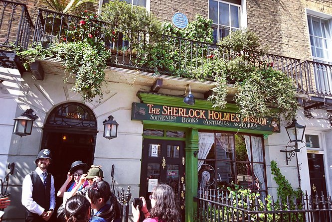 Sherlock Holmes BBC Series and Traditional Locations - A Very Small Group Tour - The statue moment with a deerstalker cap, then Baker Street museum time