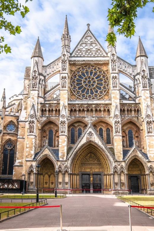 Skip-the-Line London Westminster Abbey Guided Tour in German - Meeting at Churchill Statue: start point and first timing reality