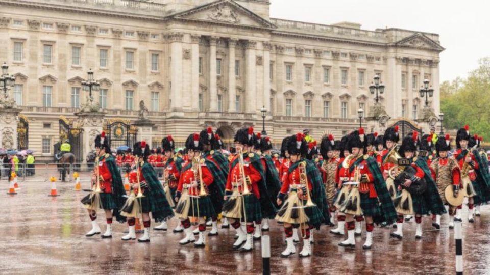 Skip the line Westminster Abbey & Guard Change Ceremonies - The guide factor: Blue Badge expertise plus earphones