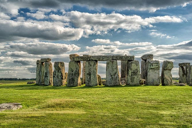 Small Group Cotswolds Village, Stonehenge and Bath Tour from London - Central London pickup and the air-conditioned mini coach routine