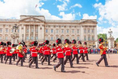 The Changing of the Guard Tour and Buckingham Palace - Changing of the Guard: Buckingham Palace vs Horse Guards Parade