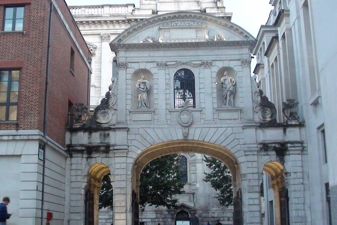 The Fading Light London Ghost Walk - St. Paul’s Cathedral and Paternoster Row: a church area with witchcraft rumors