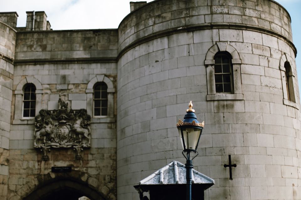 The Old City of London - Guided Walking Tour 12 guests 2,5h - The Monument to the Great Fire of London: learning from the shadow