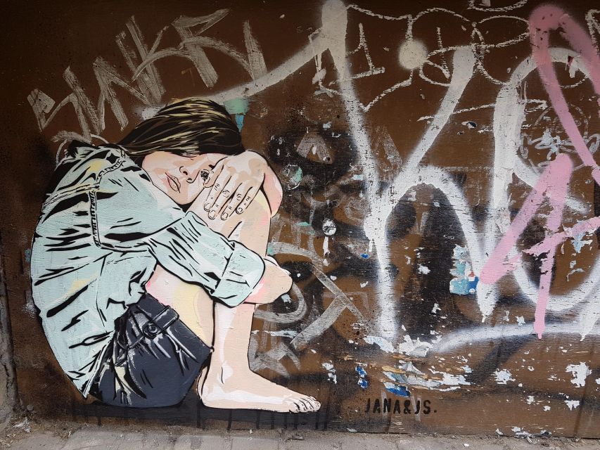 The Original London Street Art Tour (French) - Guides Laura and Gabriel: what the best reviews reveal about the tour style